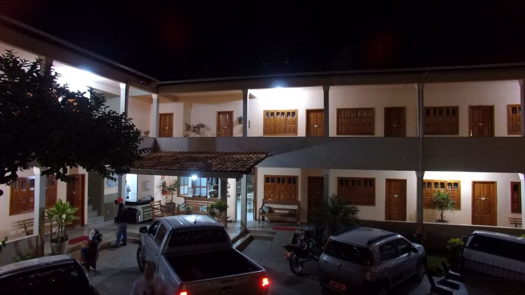 Estacionamento da Pousada das Araras de Araçuaí