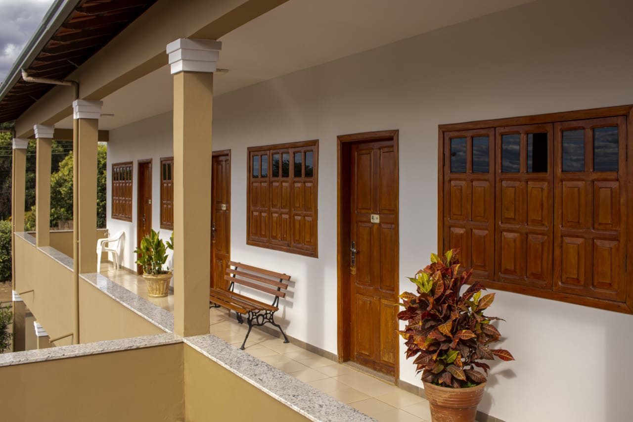 Entrada do quartos da Pousada das Araras de Araçuaí