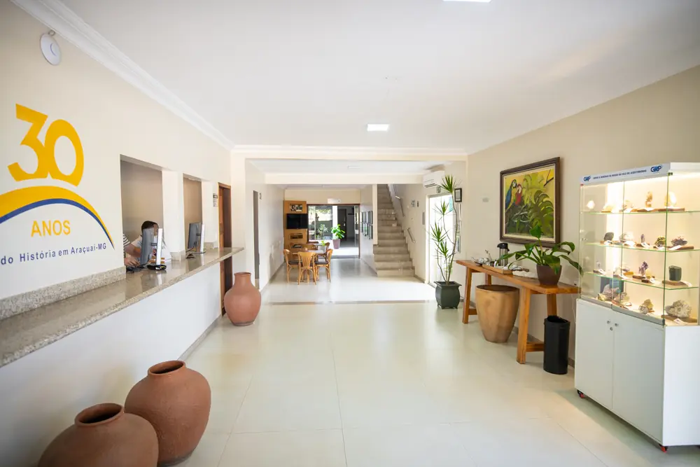 Interior da recepção da Pousada das Araras Araçuaí